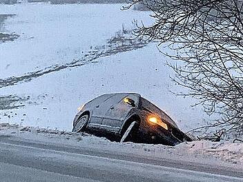 Ein VW Passat kam auf der B&nbsp;289 kurz nach Kupferberg von der Fahrbahn ab und rutschte in den Stra&szlig;engraben.