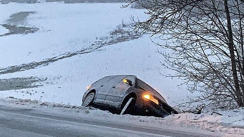 Ein VW Passat kam auf der B&nbsp;289 kurz nach Kupferberg von der Fahrbahn ab und rutschte in den Stra&szlig;engraben.