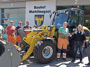 Daniel Schramm, Thomas Spitzl, Alexander Pittroff, Uwe Keller, Fredi Ott, Winfried Janorschke und Bürgermeister Franz Uome (von links) freuen sich über den neuen Radlader.
