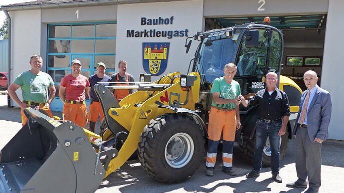 Daniel Schramm, Thomas Spitzl, Alexander Pittroff, Uwe Keller, Fredi Ott, Winfried Janorschke und Bürgermeister Franz Uome (von links) freuen sich über den neuen Radlader.