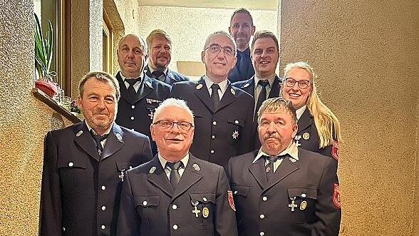 Vier Feuerwehrleute wurden für lange Dienstzeiten geehrt. Im Bild (vorne von links) Reinhard Hacker, Michael Ganzleben, Rainer Tschesche und Yvonne Schirmer.