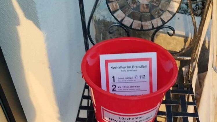 Die Feuerwehr Schlammersdorf freut sich über ihre Aktion. Sie verteilt Löscheimer in der Bevölkerung, um auf eine bestimmte Problematik hinzuweisen.