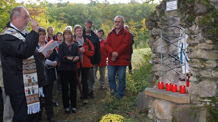Pater Rudolf Theiler  segnet die "Lourdesgrotte".