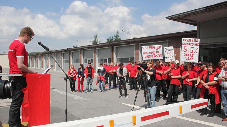 "Wir lassen uns nicht verarschen", sagte Höhn, der damit das Angebot der Arbeitgeber für eine Lohn-Erhöhung von 2,3 Prozent entschieden zurückwies. Foto: Andreas Lösch