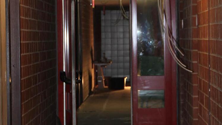 In den Gängen kommen Kabel aus der Wand.