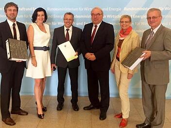 Der stellvertretende Landrat Emil Müller, die Bürgermeister Jochen Vogel und Gotthard Schlereth, die Bundestagsabgeordneten Dorothee Bär und Sabine Dittmar überreichten die Unterschriften im Bundeswirtschaftsministerium in Berlin dem Parlamentarischen Staatssekretär Uwe Beckmeyer.  Foto: Landratsamt