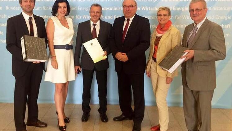 Der stellvertretende Landrat Emil Müller, die Bürgermeister Jochen Vogel und Gotthard Schlereth, die Bundestagsabgeordneten Dorothee Bär und Sabine Dittmar überreichten die Unterschriften im Bundeswirtschaftsministerium in Berlin dem Parlamentarischen Staatssekretär Uwe Beckmeyer.  Foto: Landratsamt