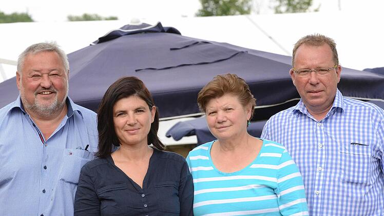 Ein Herz für den Rimini-Cup: (von links) Turnier-Organisator Ecki Fehr, Erica Troiano, Antonietta Troiano und Hausens Vorsitzender Wolfgang Lutz. Foto: Jürgen Schmitt