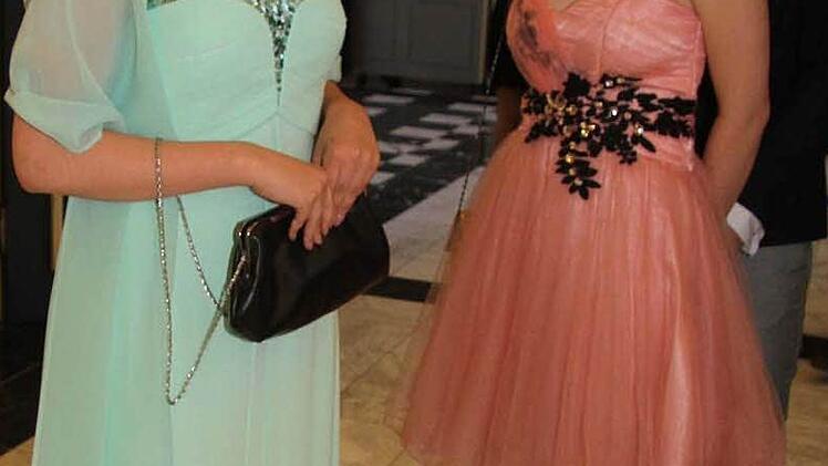 Große Roben in Pudertönen waren beim Abiball des Markgraf-Georg-Friedrich-Gymnasiums Trumpf. Foto: Sonja Adam