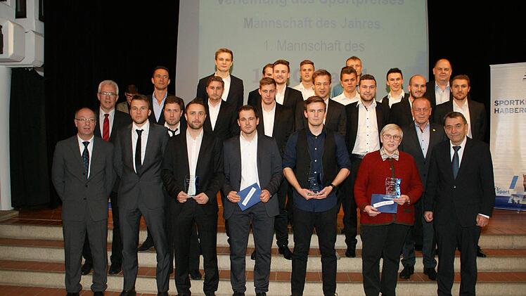 Ausgezeichnet: Unser Bild zeigt die Sportlerin des Jahres Liselotte Mayer (Zweite von rechts), den Sportler des Jahres Jannik Wörthmann (Dritter von rechts), eingerahmt von der Mannschaft des Jahres vom FC Sand mit stellvertretendem Landrat Oskar Ebert (vorne, rechts), dem kommissarischen BLSV-Kreisvorsitzenden Gerald Makowski und Haßfurts Bürgermeister Günter Werner (von links). Fotos: Sabine Weinbeer
