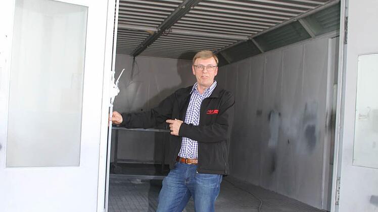 Im hinteren Werkstattbereich gibt es eine funktionstüchtige Lackierkabine, erklärt der neue Eigentümer Robert Raimund. Foto: Sonja Adam