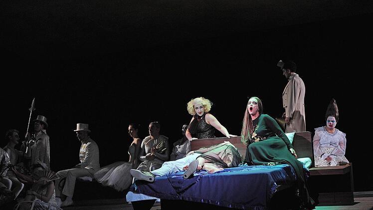 Szene aus der Neuinszenierung von "Dido and Aeneas" am Landestheater CoburgFoto: Andrea Kremper