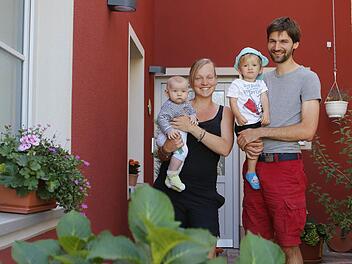 Vier Köpfe zählt Familie Bergrab. Von links: Kasimir, Carolin, Clemens und Michael vor ihrem neuen Haus Fotos: Matthias Hoch