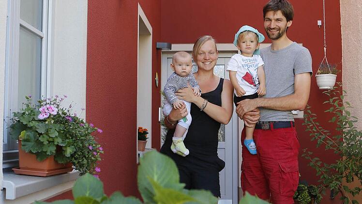 Vier Köpfe zählt Familie Bergrab. Von links: Kasimir, Carolin, Clemens und Michael vor ihrem neuen Haus Fotos: Matthias Hoch