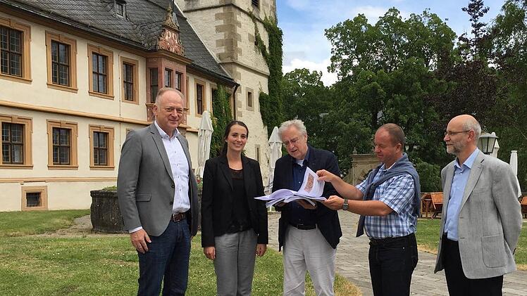 Übergabe des Sanierungskonzeptes für Maria Bildhausen. Unser Bild zeigt (von links): Bürgermeister Helmut Blank, Evi Mohr vom Architekturbüro Schröder, Architekt Dag Schröder, Gesamtleiter Maria Bildhausen, Rainer Waldvogel, sowie seinen Stellvertreter Michael Nowotny.  Foto: Hanns Friedrich
