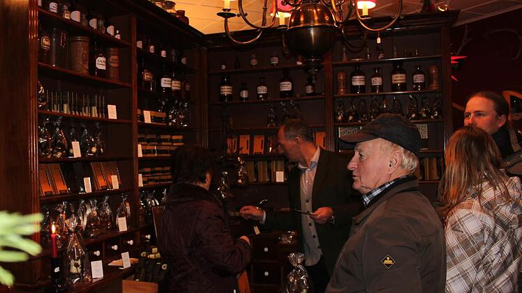Der alte Apotheker-Schrank war gefüllt mit feinen Schokoladen und Pralinen.