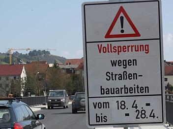 Die Saalebrücke wird gesperrt. Foto: Arkadius Guzy