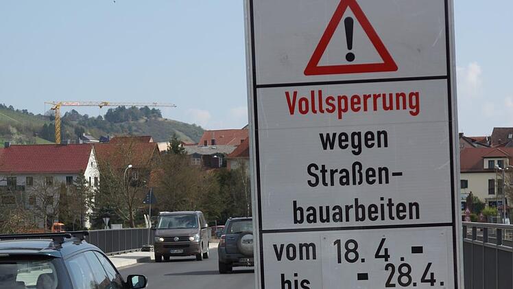 Die Saalebrücke wird gesperrt. Foto: Arkadius Guzy