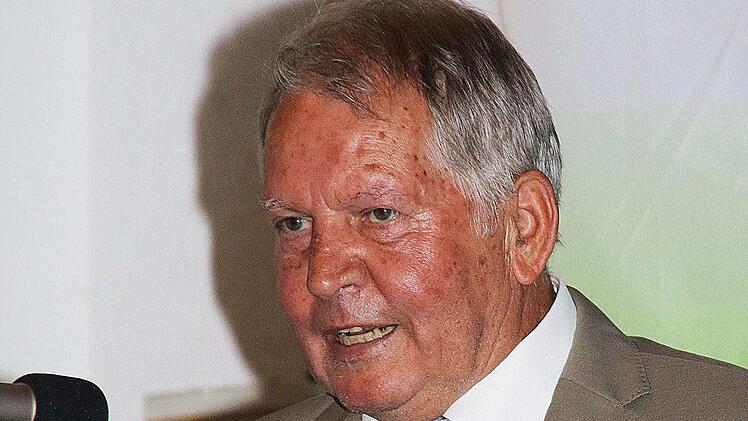 Arthur Stollberger wurde zum Ehrenmitglied ernannt. Zum 60. Bestehen des Ortsverbandes hatte er ferner eine kurze Chronik erstellt. Foto: Dieter Britz