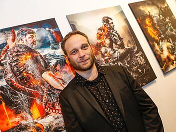Michael Karg vor einer Reihe seiner Kreationen Fotos: Matthias Hoch