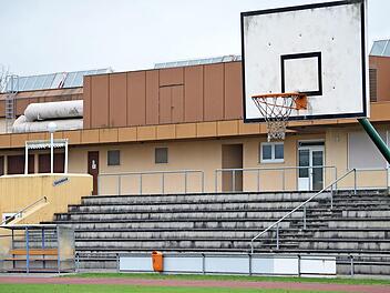 Die Mehrzweckhalle wartet auf die Sanierung. Bürgermeister Helmut Blank will eine schnelle Umsetzung.  Foto: Archiv/Thomas Malz