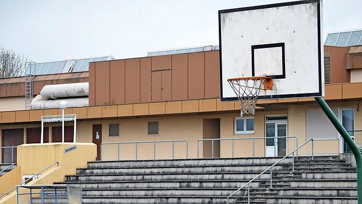 Die Mehrzweckhalle wartet auf die Sanierung. Bürgermeister Helmut Blank will eine schnelle Umsetzung.  Foto: Archiv/Thomas Malz