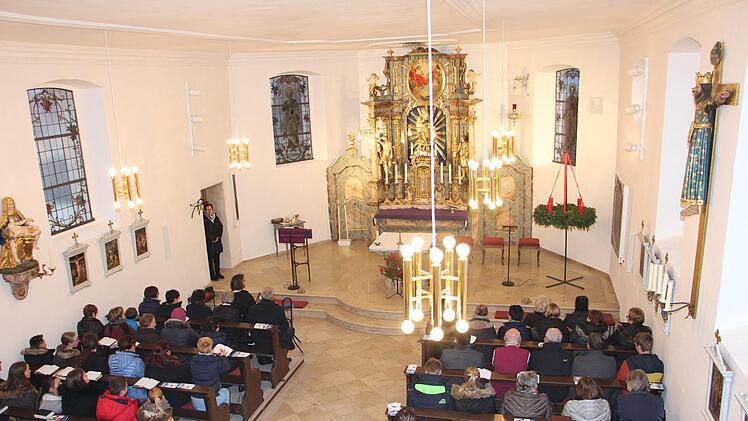 Pfarrer Bernhard Friedmann zelebrierte den Gottesdienst zur Wiedereröffnung der Kirche in Unterneuses.Elke Pieger