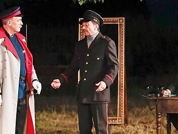 Mit dem "Hauptmann von Köpenick" und Gregor Nöllen (links) in der Titelrolle feiern die Rosenberg-Festspiele ihre erste Galapremiere in der Saison. Foto: Matthias Hoch