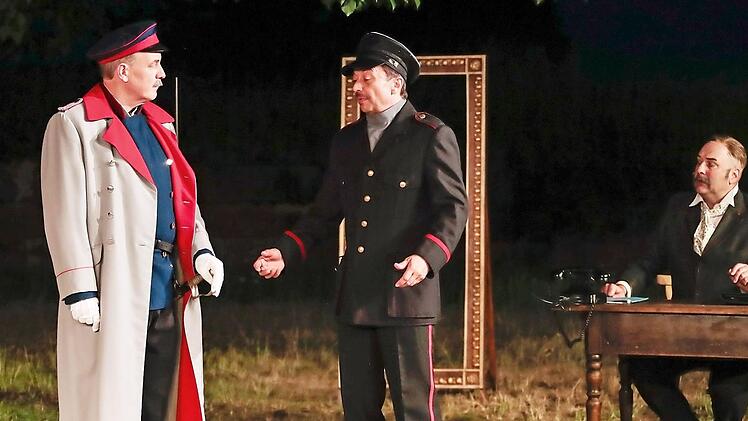 Mit dem "Hauptmann von Köpenick" und Gregor Nöllen (links) in der Titelrolle feiern die Rosenberg-Festspiele ihre erste Galapremiere in der Saison. Foto: Matthias Hoch