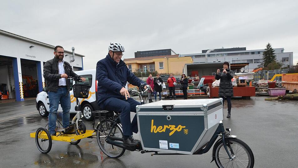 Bürgermeister German Hacker chauffiert das Lastenrad, mit Christian Stöcker als "Ballast" auf dem Anhänger.  Foto: Bernhard Panzer