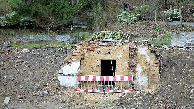 So sah der Kellerzugang nach dem Abriss des Anwesens Kauerndorf 19 aus, inzwischen ist er neu befestigt. Die Gestaltung des Areals um das Anwesen zählt zu den anstehenden Großprojekten, die den Ködnitzer Haushalt besonders prägen.
