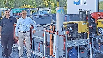 Feuerwehrtechnik made im Coburger Land: Oliver Stadter (links) und Alexander Raps haben bei der Firma Unimatic in Grub am Forst ein Beladungssystem f&uuml;r den Einsatz in Feuerwehrfahrzeugen entwickelt.