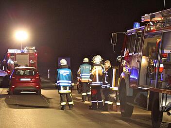 Die Feuerwehr Neudrossenfeld leuchtet Freitagnacht den Unfallort aus. Während der Unfallaufnahme ist die B 85 für längere Zeit halbseitig und teilweise komplett gesperrt. Foto: Herbert Georgius