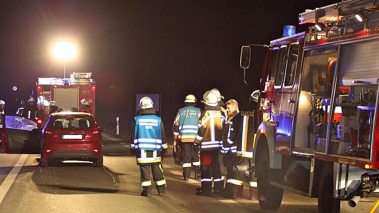 Die Feuerwehr Neudrossenfeld leuchtet Freitagnacht den Unfallort aus. Während der Unfallaufnahme ist die B 85 für längere Zeit halbseitig und teilweise komplett gesperrt. Foto: Herbert Georgius