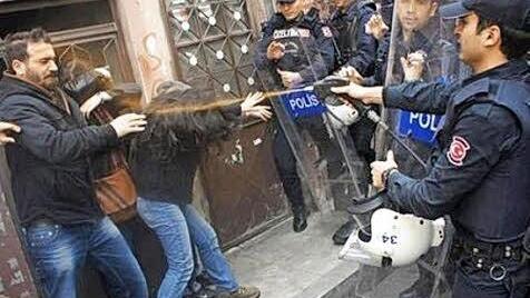 Polizisten gehen gewaltsam gegen unbewaffnete Demonstranten vor.  Foto: p