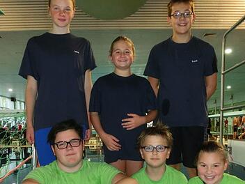 Die erfolgreichen ATS-Schwimmer mit (hinten, von links) Inka Schäfer, Hannah-Sophie Sommer, Lucas Dittwar sowie (vorne, von links) Franz Prell, Paul Deichsel und Ines Ackermann. Fotos: Karl Heinz Weber
