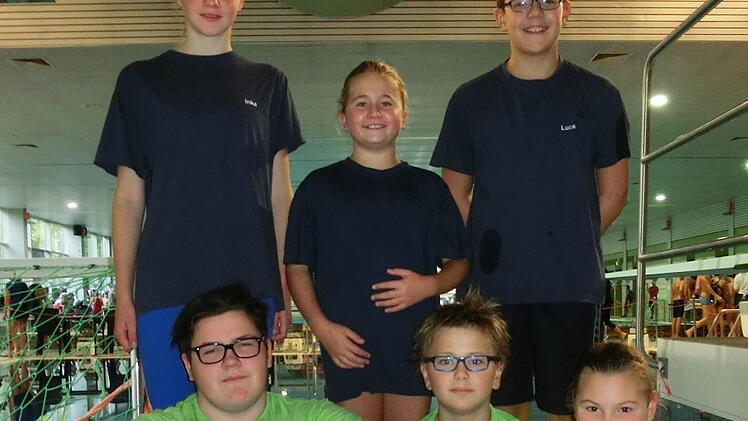 Die erfolgreichen ATS-Schwimmer mit (hinten, von links) Inka Schäfer, Hannah-Sophie Sommer, Lucas Dittwar sowie (vorne, von links) Franz Prell, Paul Deichsel und Ines Ackermann. Fotos: Karl Heinz Weber
