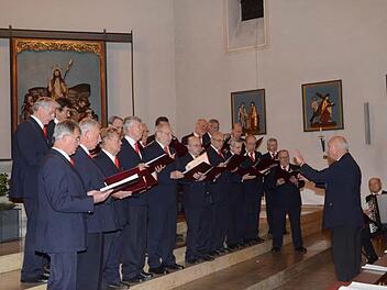 Die Eisenbahnsinggruppe "Frohsinn" unter Leitung von Siegfried Weißerth, begleitet am Akkordeon von Georg Wolf  Foto: K.- H. Hofmann
