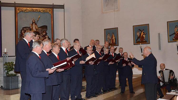 Die Eisenbahnsinggruppe "Frohsinn" unter Leitung von Siegfried Weißerth, begleitet am Akkordeon von Georg Wolf  Foto: K.- H. Hofmann