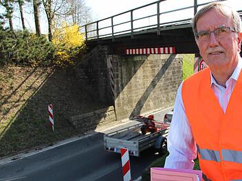 Robert Haupt vom Staatlichen Bauamt Schweinfurt erläutert an der Bahnbrücke die anstehenden Arbeiten.  Fotos: Benedikt Borst