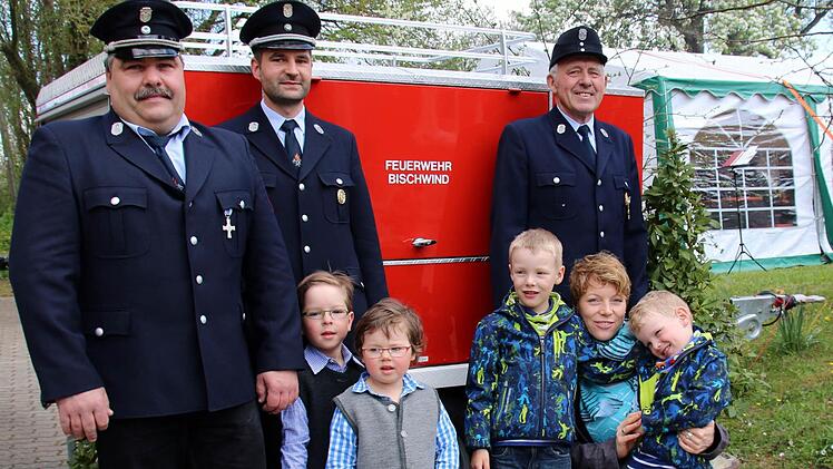 Auch die kleinsten Bischwinder Bürger freuen sich mit den Verantwortlichen über den neuen Tragkraftspritzenanhänger. Er ermöglicht es der Feuerwehr in dem kleinen Seßlacher Stadtteil, einsatzfähiger zu sein. Von links: Günther Grämer (2. Kommandant), Peter Steinert (1. Kommandant), Johan und Ella Jahn, Johannes Schramm, 1. Vorsitzender Günther Schramm sowie Daniela und Michael Schramm. Foto: Bettina Knauth