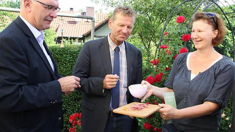 Ein Häppchen für Bürgermeister Helmut Dietz aus Untermerzbach und MdL Günther Felbinger (Freie Wähler). Foto: Ralf Kestel
