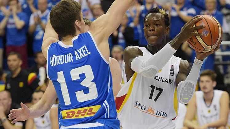 Dennis Schröder sucht gegen den Isländer IHördur Axel Vilhjalmsson eine Anspielstation. Foto: Rainer Jensen/dpa