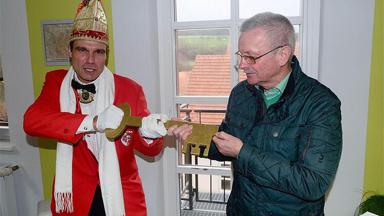 Die Öwedöllwer Narren stürmen das Rathaus. Foto: Gerd Schaar
