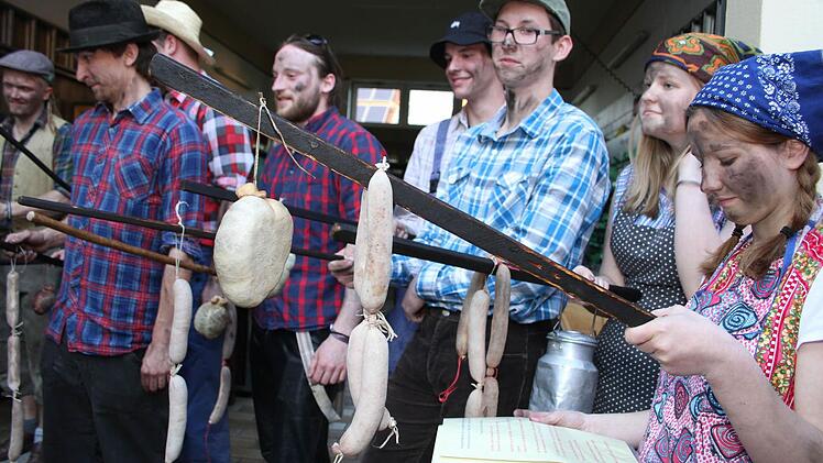 Zwölf Jugendliche halten die "Woschdfohrer-Tradition" aufrecht, recken den Wirtsleuten ihre Spießla entgegen...