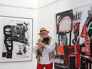 Horst Peter Meyer und sein Hund zwischen Alt und Neu: Links im Bild ein Werk von 2008/2009, daneben eines aus diesem Jahr (Bild links)Foto: Nelly Ritz