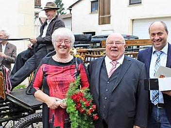 Das Jubelpaar mit Bürgermeister Johannes Krapp (r.), auf dem Kutschbock Werner Hoffmann aus Debersdorf  Foto: Evi Seeger
