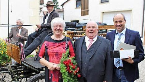 Das Jubelpaar mit Bürgermeister Johannes Krapp (r.), auf dem Kutschbock Werner Hoffmann aus Debersdorf  Foto: Evi Seeger