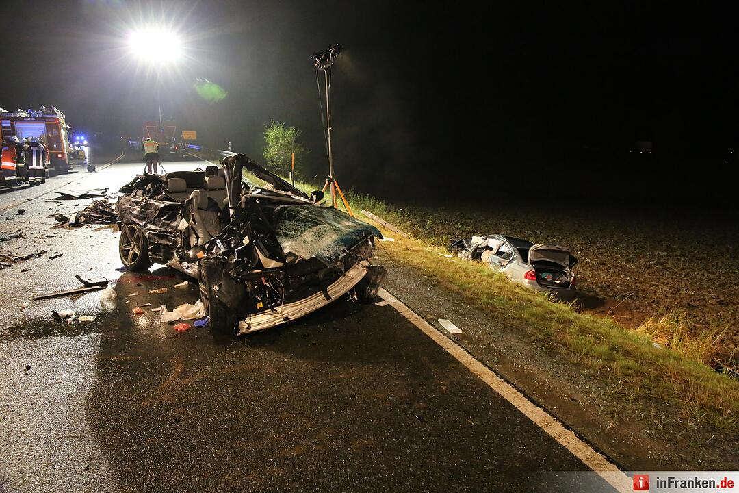 Ein Toter bei Frontalzusammenstoß auf B15