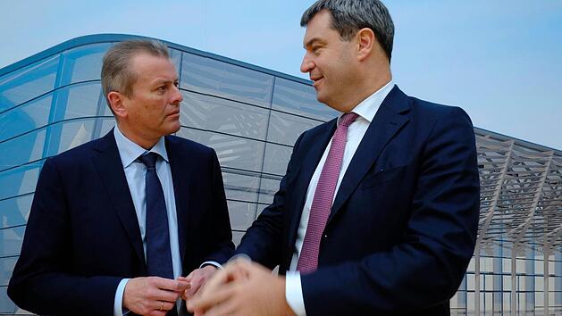 N&uuml;rnbergs OB Ulrich Maly (links) und Bayerns Finanzminister Markus S&ouml;der haben angek&uuml;ndigt, in die Modernisierung des Messegel&auml;ndes N&uuml;rnberg zu investieren. Foto: Nikolas Pelke